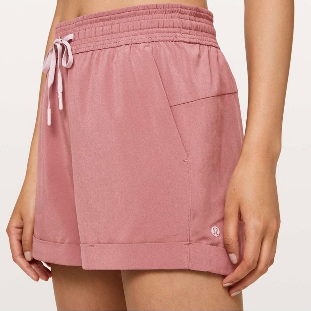 Lululemon Spring Break Away Short Mauve Quicksand Size 8 Cuffed Lightweight